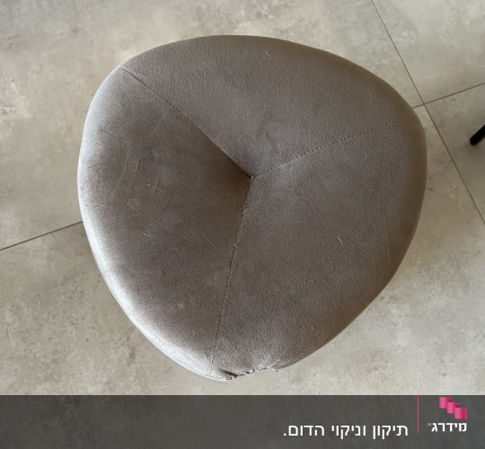 כיסא מרופד בצבע חום על רצפה בהירה